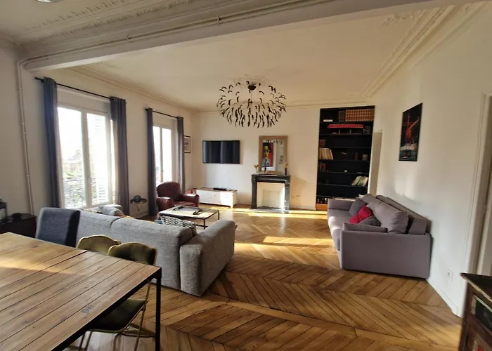Parisian Nest 15 Min Adidas Arena & Montmartre