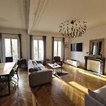 Parisian Nest 15 Min Adidas Arena & Montmartre